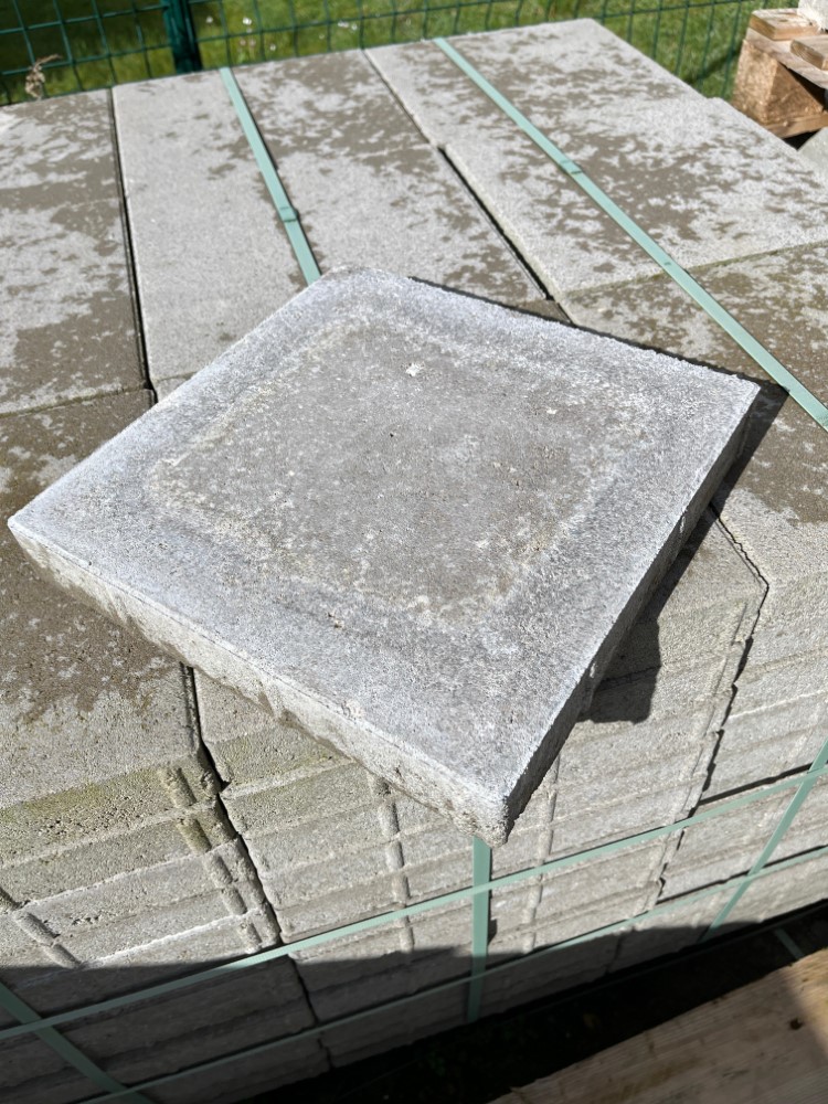 BETON GEHWEGPLATTEN GRAU 30X30X5CM MIT FASE